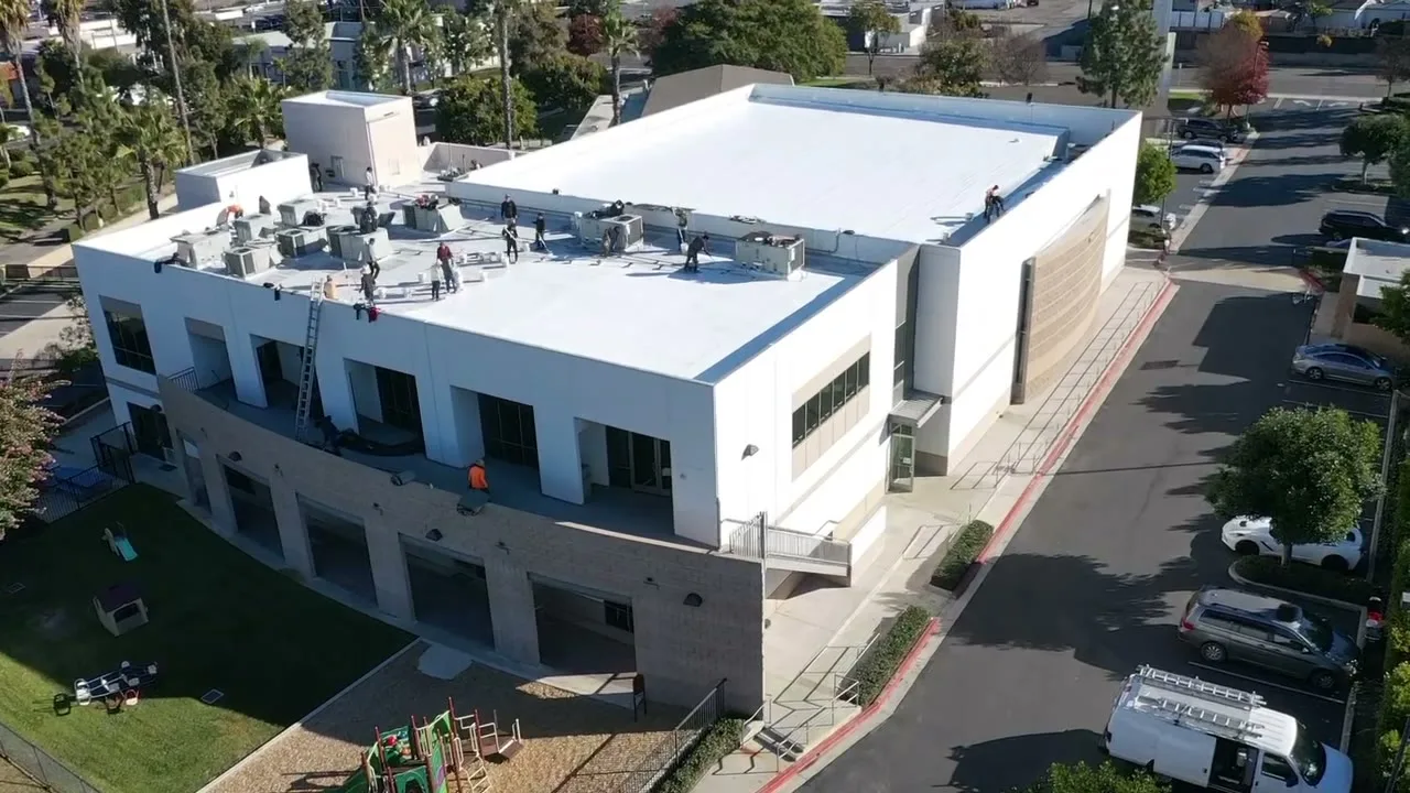 Techo plano comercial en un edificio del condado de Orange (imagen de ejemplo, foto real pendiente)