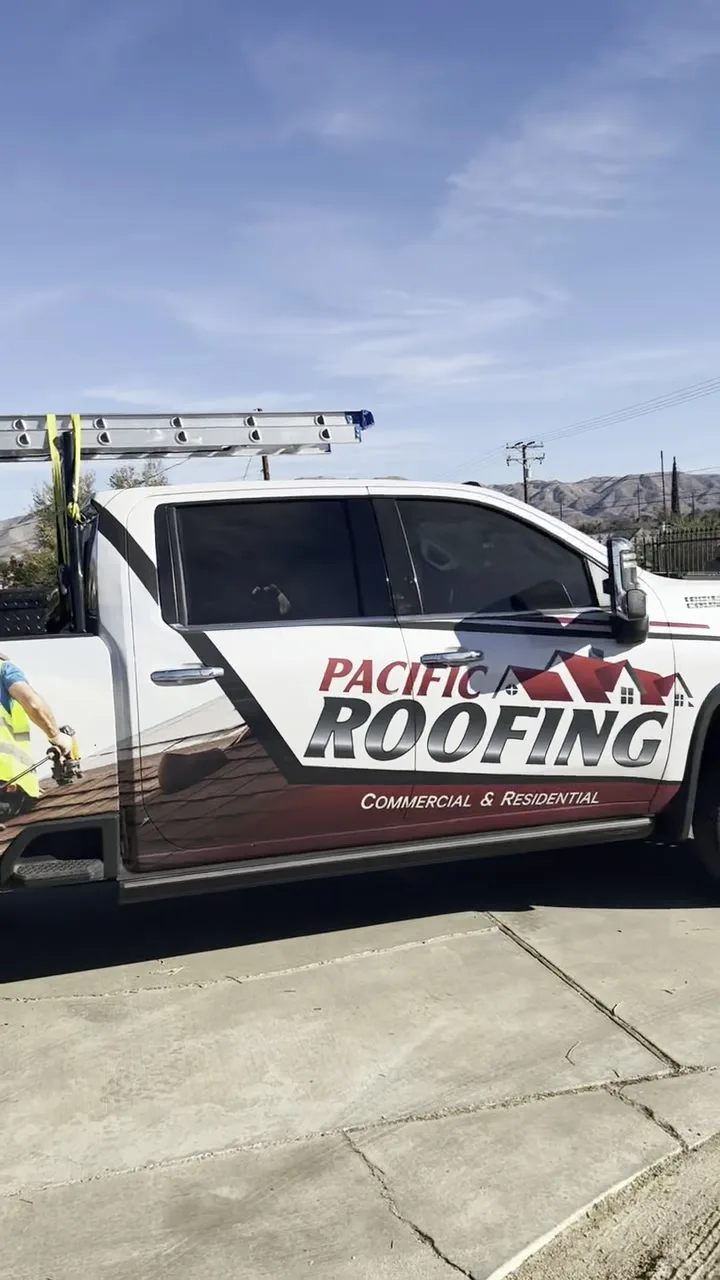 Pedro y la cuadrilla de Pacific Roofing en un trabajo en el condado de Orange