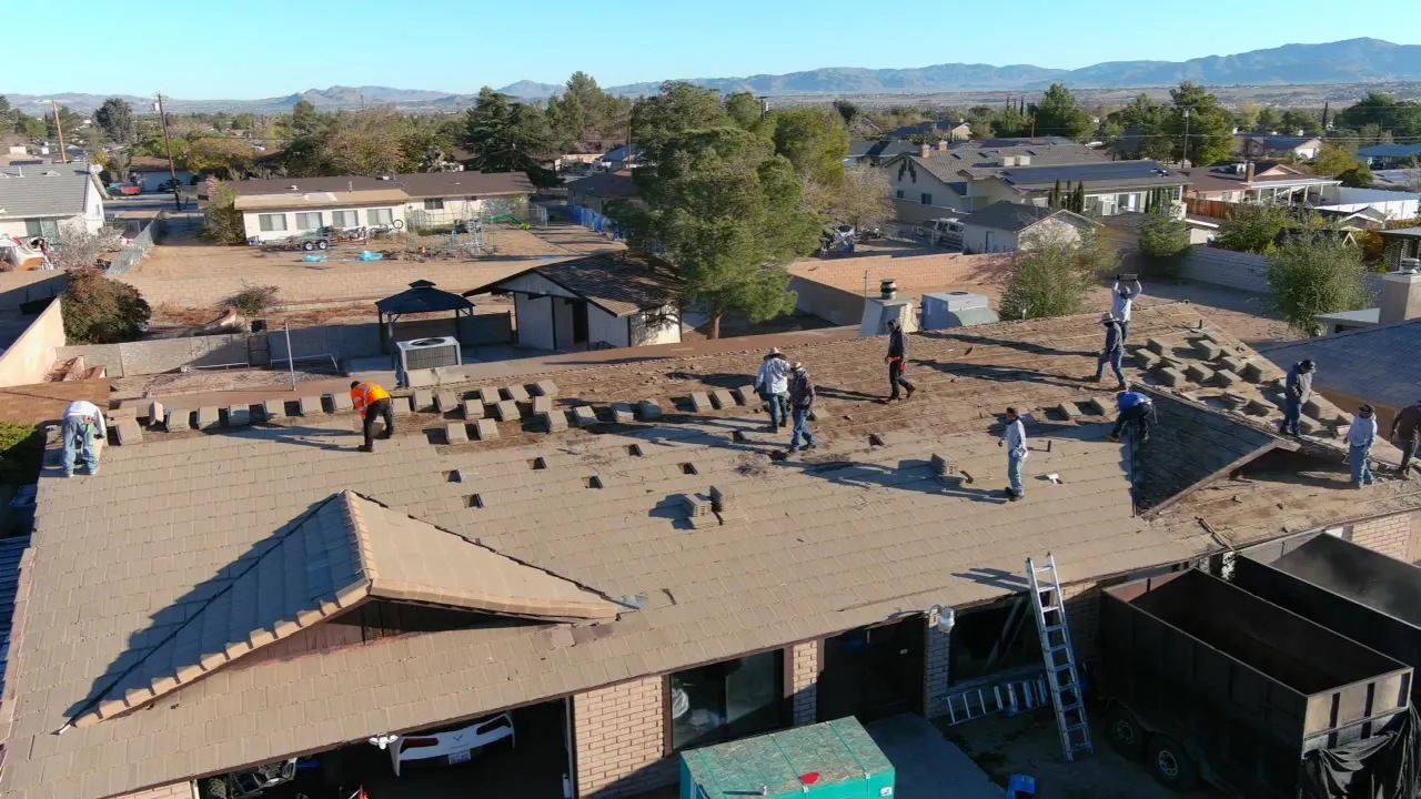 Vista aerea de la cuadrilla de Pacific Roofing en un cambio de techo residencial